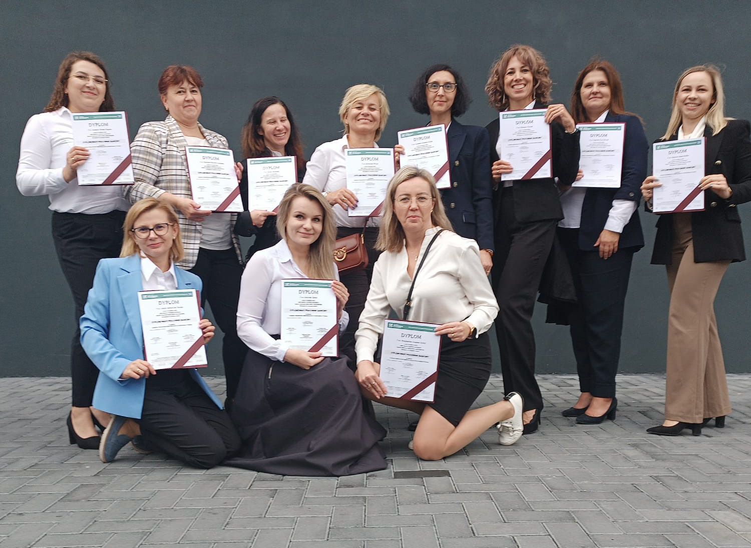 pracownicy banku z dyplomami studiów podyplomowych